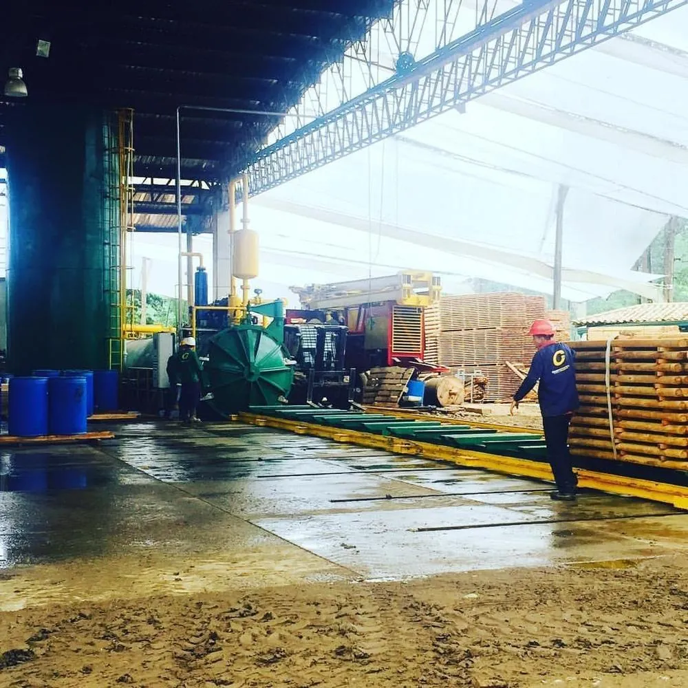Estructura metálica y equipos en planta industrial