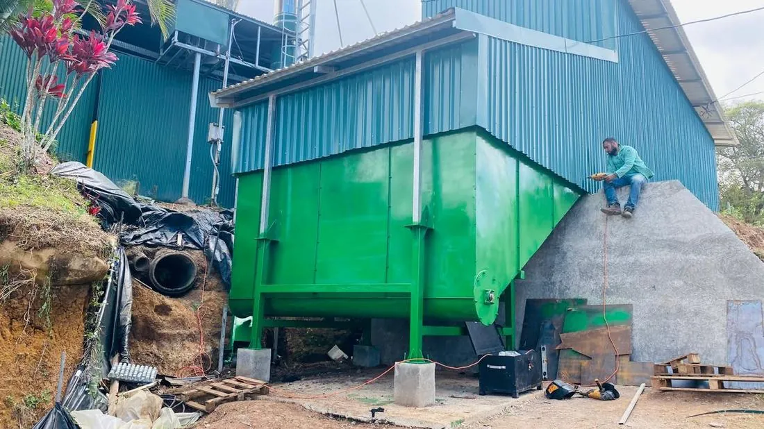 Tolva fabricada e instalada en planta